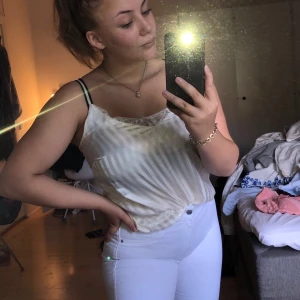 Vita jeans  - Säljer dessa vita jeans som bara legat i min garderob i ungefär 2 år utan användning 😬