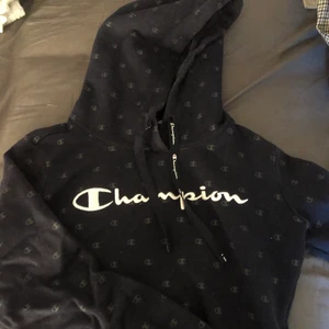 Champion hoodie  - Mörkblå hoodie från Champion. Storlek S. Fint skick. Frakt tillkommer. Skicka meddelande för mer bilder.