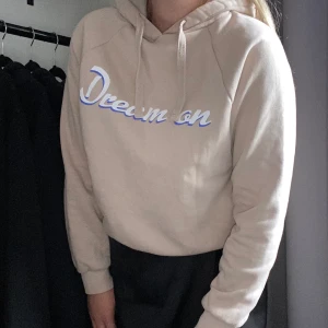 Beige hoodie storlek s  - Beige hoodie med text ”dream on” i blått. Använt några gånger men fräsch 