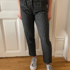 Rutiga byxor  - Rutiga byxor från Monki. Storlek 32.