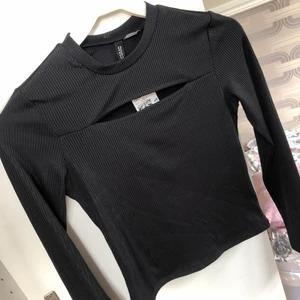Topp H&M strl S - Topp från H&M i storlek S , aldrig använd prislappen är kvar 🌸