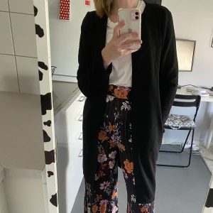 Lång cardigan - Svart cardigan som är använd en gång. Inga knappar eller dragkedjor. Fickor på sidorna. 📬 Frakt 55kr.
