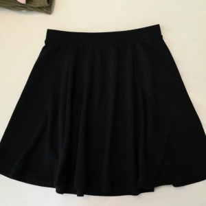 Svart kjol - Svart kjol. Köparen betalar frakten.