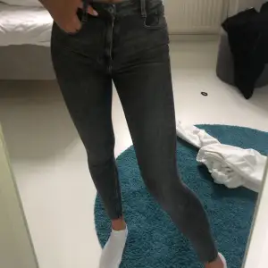 Ett par gråa jeans från Zara i storlek 36. Använt fåtal gånger och är i bra skick. Skriv om du är intresserad! Frakt ingår ej i priset, 
