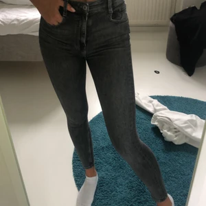 Jeans - Ett par gråa jeans från Zara i storlek 36. Använt fåtal gånger och är i bra skick. Skriv om du är intresserad! Frakt ingår ej i priset, 