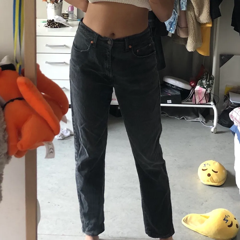 Vintage Levis jeans, så här sitter de på mig som är en 36/38 och är ca. 175 cm. Blir mer av en skinny jean om man har större storlek. Jeans & Byxor.