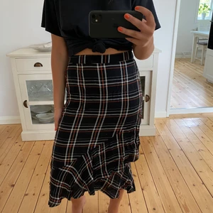 Rutig kjol - Jättefin kjol som jag aldrig använt, prislapp kvar, nypris 300kr