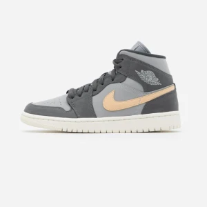 Jordan AIR 1 MID - Säljer ett par helt nya jordans, då jag beställde hem 2 storlekar. Kan skicka fler bilder vid intresse, frakt tillkommer! BUDA