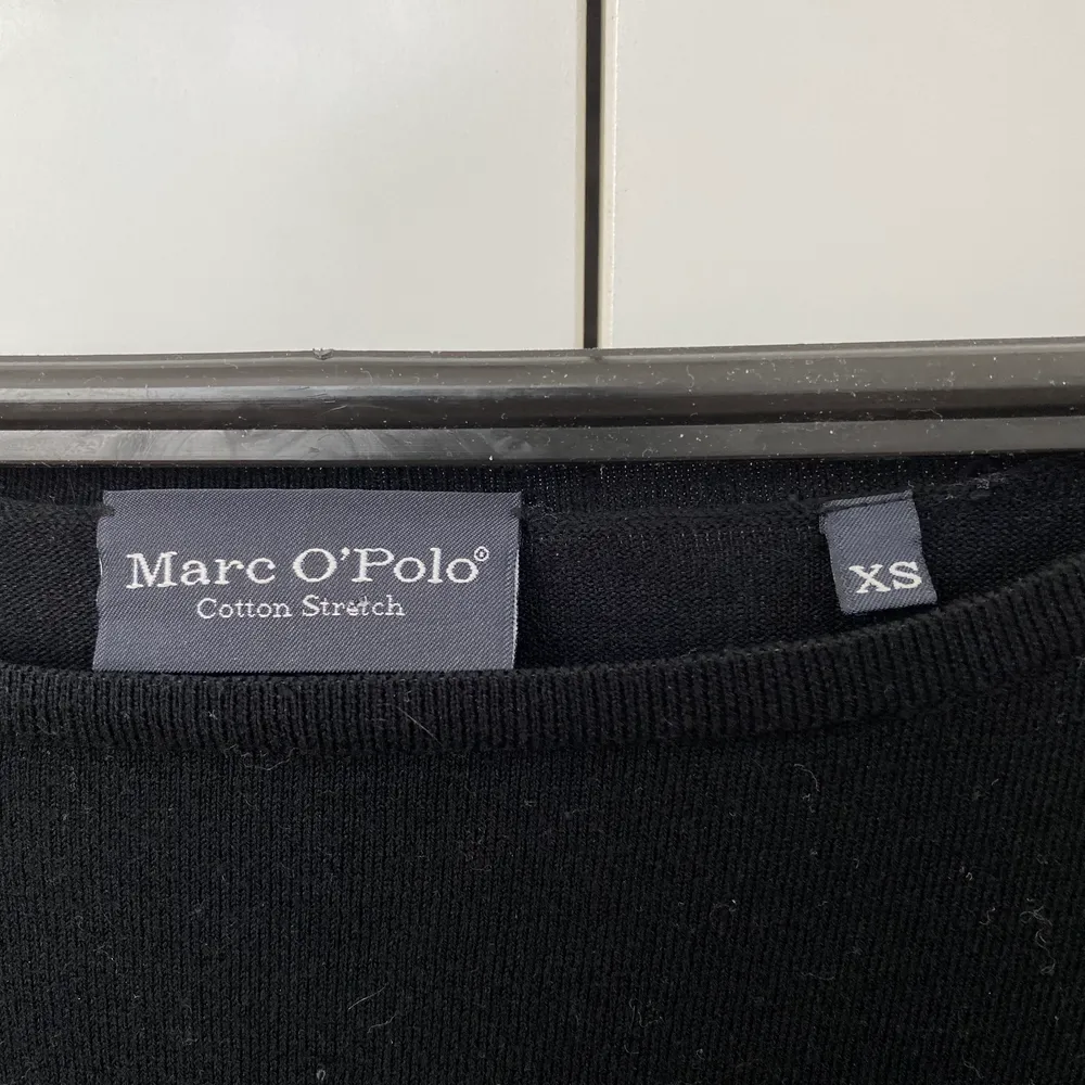 Säljer denna simpla, svarta, stickade tröja i jätteskönt material från Marc O’Polo. Den är båtringad med trekvartsärmar i storlek XS men passar absolut S också. . Tröjor & Koftor.