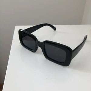 Solglasögon - Oanvända solgalsögon från NA-KD. Säljes då de inte passar mig och därmed aldrig kommer till användning. Nypris 149kr, säljer för 100kr (oanvända). Fri frakt!