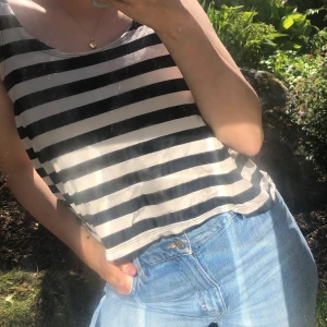 Randig crop top - Randig crop top från Monki i storlek XS, men den bör passa även S. Frakt tillkommer alternativt att vi möts upp vid TC.