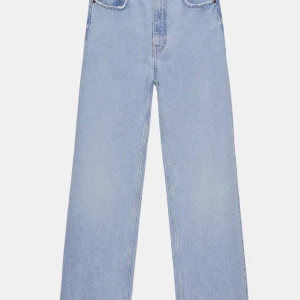 Zara jeans - Super snygga populära jeans från zara. Jag är 170cm och de är lite långa på mig! Buda i kommentarerna+frakt. Budet är nu 500 + frakt, kan även byta mot 32