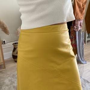 Sjukt snygg kjol som förtjänar mer airtime! Använd endast 2-3 ggr. I läderimitation. Kan mötas i Stockholm City eller frakta för 49kr (skicka lätt) 🧚🏼‍♀️