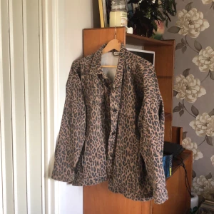 Jeansjacka i leopard  - Jeansjacka i leopardmönster. Från MONKI i storlek L. Använd fåtal gånger. Sjukt snygg men behöver rensa ur bland jackorna. Sitter snyggt oversized på mig som bär M i överdelar. Exklusive frakt 🍀🍀
