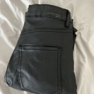 Skinnbyxor från Gina  - Köpt av en här på plick men var för stora för mig i midjan! Passar någon runt 160 💕 Storlek S men passar XS 😊 frakt är inräknad i priset 