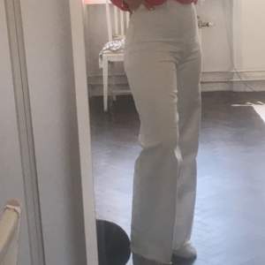 Vita skitsnygga jeans från Zara. Skriv vid intresse eller för fler bilder. Passar perfekt på mig som är 161cm.