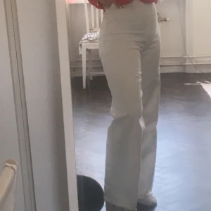 Jeans - Vita skitsnygga jeans från Zara. Skriv vid intresse eller för fler bilder. Passar perfekt på mig som är 161cm.