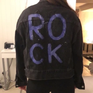 Jeansjacka med ryggmålning  - Säljer min balla jeansjacka från topshop! Trycket är målat av mig❤️ oversized, sitter som en 38. frakt tillkommer! 