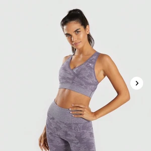 Gymshark sport-bh  - Gymshark camo seamless sport-bh i färgen Lavender Grey. Storlek Small.