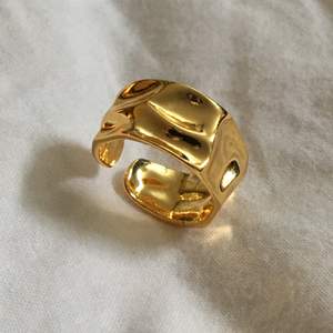 Säljer min superfina 925 silverring med guldplätering, då jag inte använder den! Ringen är justerbar 😊 + 15kr frakt tillkommer 😊