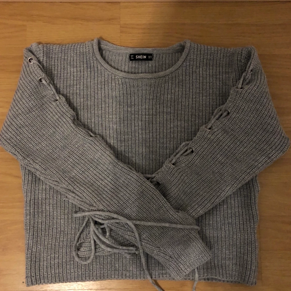 En grå stickad tröja 