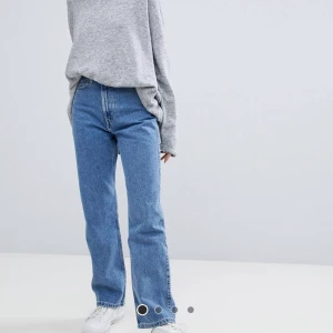 Weekday rowe jeans  - Säljer dessa helt oanvända jeans (lappar sitter kvar) pga köpte fel storlek. De är i weekdays populära och slutsålda modell rowe i färgen sky blue💙 Storlek 25 i midjan och 32 i längden. Köpte för 500kr säljer för 380kr😊 frakt 65kr.           Skriv för fler bilder💙