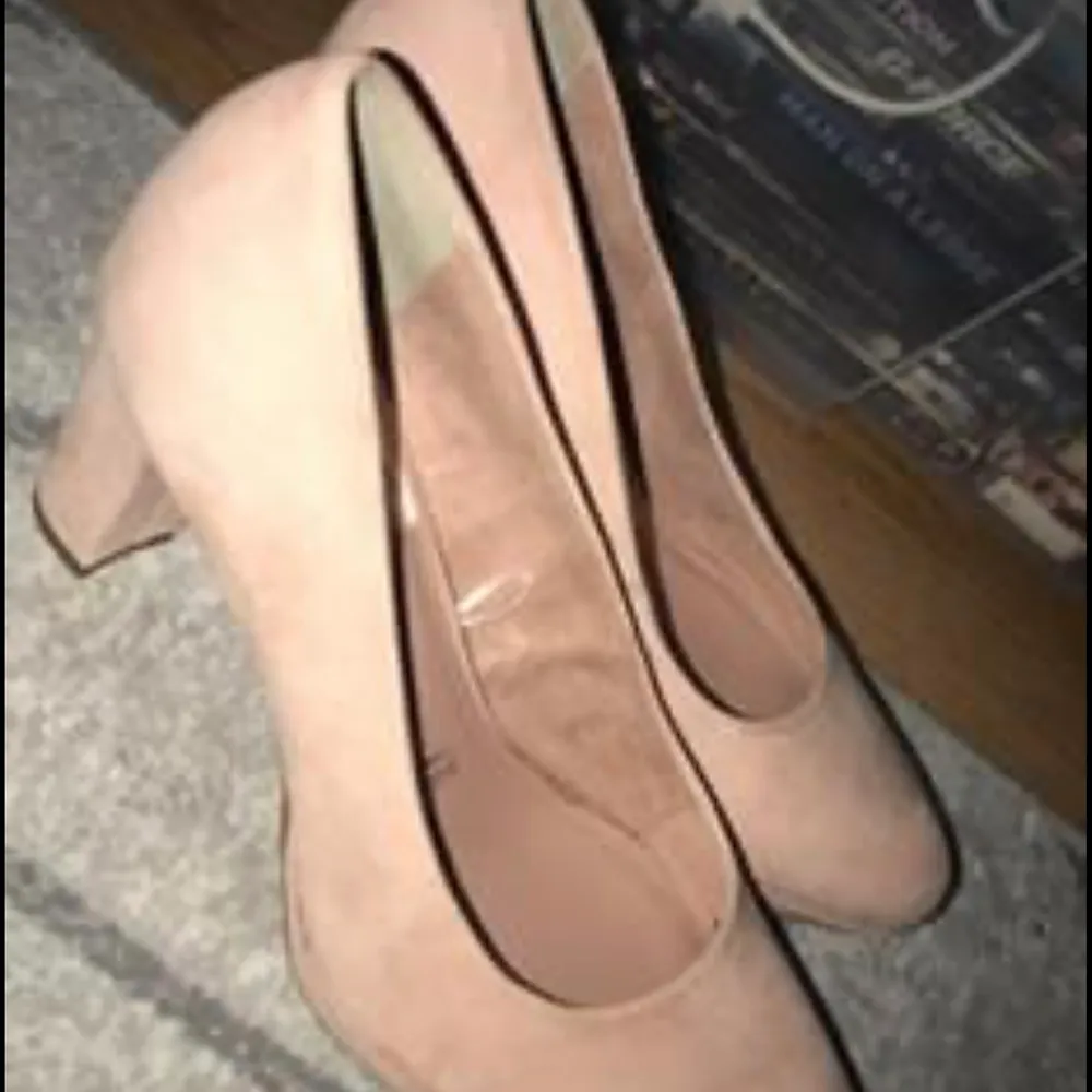 Säljer ett par ljus rosa/ hudfärgade klack skor Använt dom bara en gång. Köpte dom för 399kr och säljer dom för 250kr .. Skor.