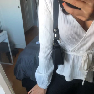 Blus - Blus med knytning, strl S. Ingår frakt i priset