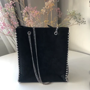 Svart väska - Svart väska från Zara! Jag får plats med dator i denna så är så najs som skolväska. Möts upp i Stockholm annars står köparen för frakt ✨