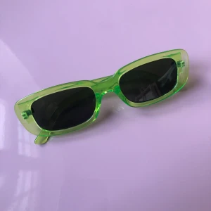 Solglasögon  - Gröna solglasögon som är oanvända. 