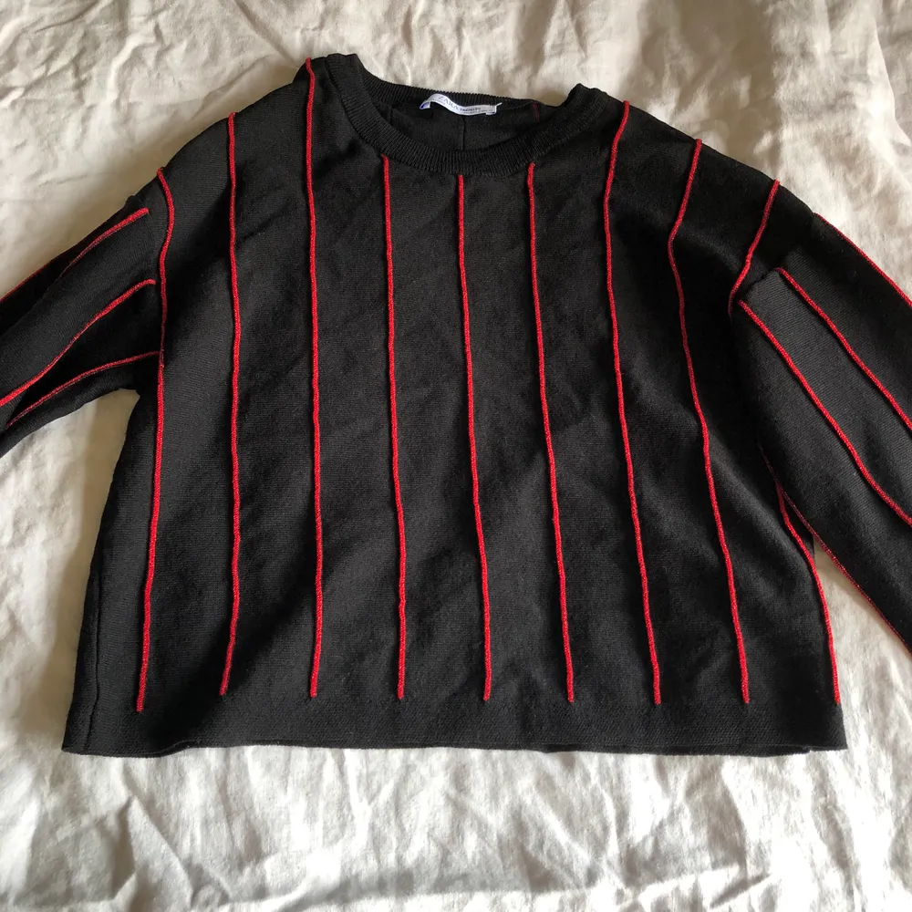 En långärmad tröja/blus från Zara med glittriga röda ränder. Mycket bra skick, använd max 5 gånger. Köparen står för frakten!. Toppar.