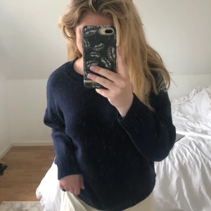 Blå stickad tröja  - Blå stickad tröja från asos! Superfin precis som den är men även med en vit polo på kallare dagar! endast använd ett fåtal gånger. (Pris exkl frakt)