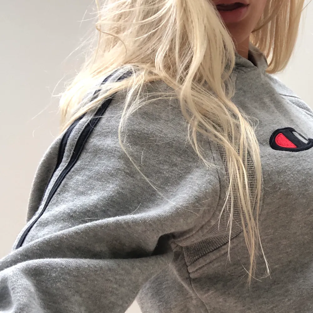 Vintage champion hoodie i bra skick, broderad logga och detaljer på armarna, grå med marinblått snöre✨✨💕 (står storlek m i men skulle säga att den är som en s-m i damstorlekar o xs-s i unisex (på bilden har jag vikt in den i midjan, är egentligen längre). Hoodies.