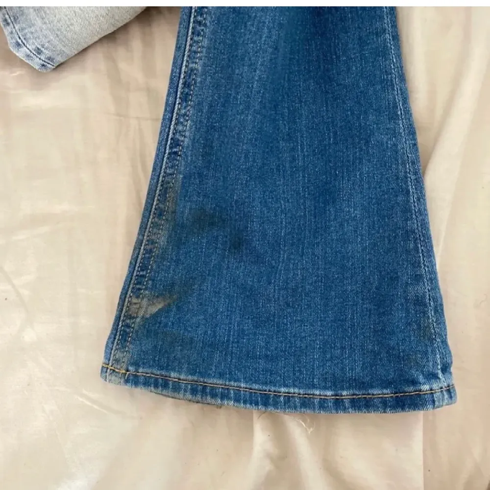 Väldigt snygga bootcut jeans med hål och slitningar från Hollister. Storlek W24 L33, ungefär som XS. Lite smutsiga där nertill, inget som man tänker på! Säljs för 100kr ink frakt!😊. Jeans & Byxor.