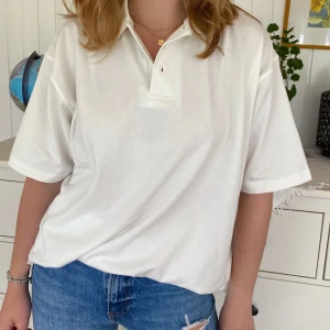 Vit Oversized Piké - Vit Oversized Piké som går att croppa om man hade velat det. Passar storlekar XS-L beroende på vilken passform man vill ha. Köparen står för frakten