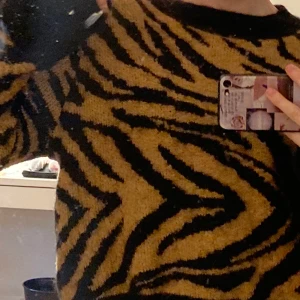 Mjuk tröja - En fin mysig tröja från hm, andvänd ca 2 gånger och frakten står av köparen 