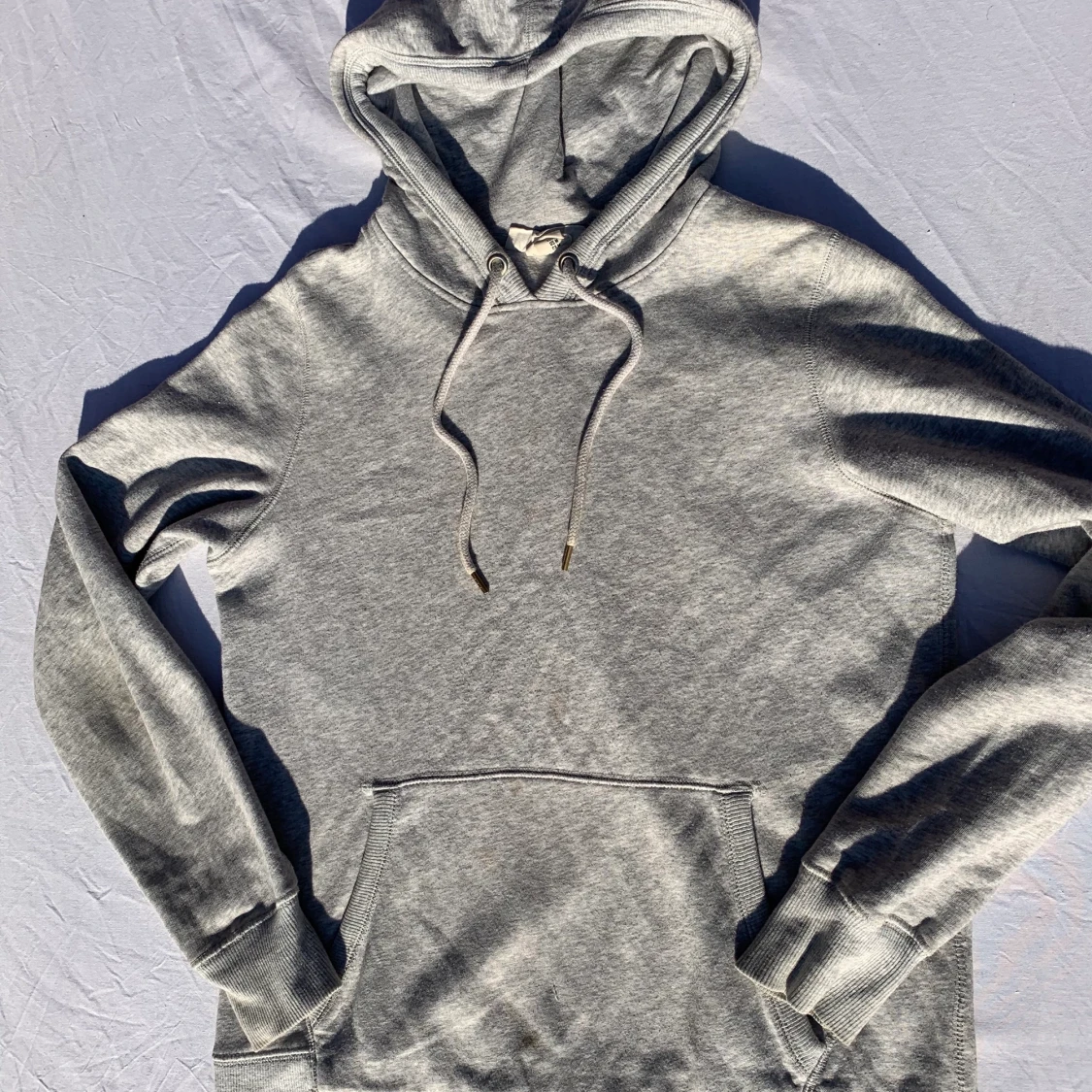 En grå hoodie, storlek M