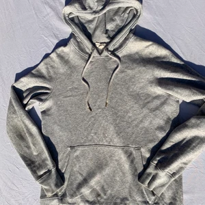 En grå hoodie, storlek M - En mysig hoodie från H&M i väldigt gott skick. Passformen är lite liten i storleken. Skulle mer säga att storleken är en smal. Har används ett fåtal gånger. 