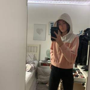En rosa vit fin kroppad hoodie 