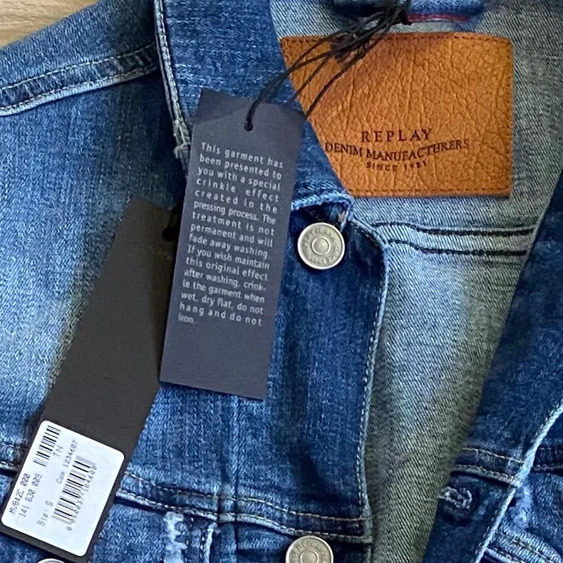 Helt ny, oanvänd jeansjacka från Replay Hyperflex modell. Inköpt för ca4 månader sedan men var för sen med att skicka tillbaka den. Kvitto och kartong finns kvar.  Nypris 1700kr. . Jackor.