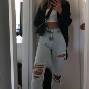 Bershka jeans 32 - Säljer mina absolut favorit byxor från Bershka i mom modell som sitter som en smäck. Inte alls använda mycket, väldigt ljus tvätt så ljus ljus blå.INTE W32 utan eu 32 frakt: 80 BUDA!! Bud :300+frakt