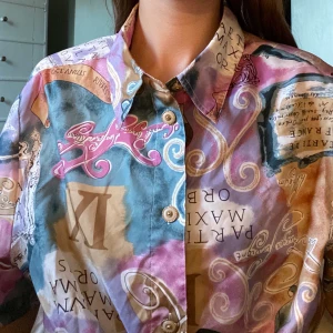 Cool kort skjorta från Urban Outfitters! - En cool croppad skjorta som går att knyta längst fram! Skjortan har ett jättecoolt mönster och knapparna är vita med guld detaljer. Om många är intresserade blir det budgivning. Frakt tillkommer:) 