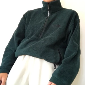 Mörkgrön North face half zip-up💫 - Superfin mörkgrön fleece zip-up från the North face.🌺 I superbra skick!💫 Går att dra in/ut vid sömmen längst ner.🦋  Köparen står för frakt som inte är inkluderad i priset.🚚 Kommer från ett rök- och djurfritt hem.🐱🚭 