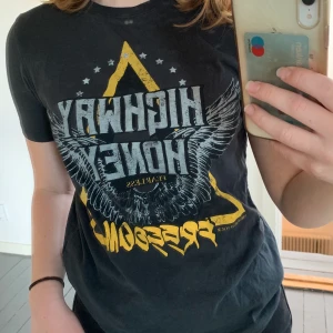 T-shirt från Gina tricot - Säljer denna T-shirten med tryck från Gina tricot då den inte används! Köparen står för frakt