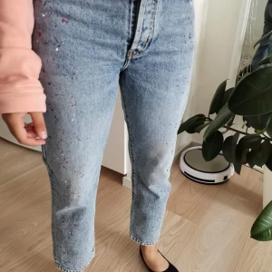Jeans byxor xs - Nästan ny storleken. xs frakten är 88.kr och betalar köparen. 