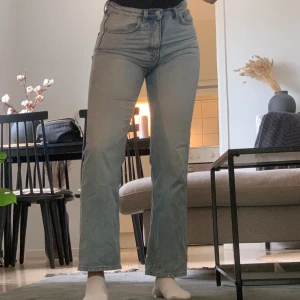 Voyage jeans  - Jeans från Weekday i modellen Voyage, färgen spring blue. Säljer pga de är både för korta och för tighta. Jag är 168cm och bär i vanliga fall S💘