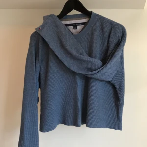 Tommy Hilfiger tröja  - Oversized & avklippt. Skick: bra.