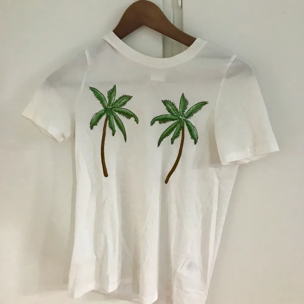 En jättefin vit T-shirt med Palm tryck. Från H&M i storlek Xs. I bra skick. Priset går att diskutera. Frakt tillkommer som köparen står för. Vid frågor så är det bara att höra av sig.. T-shirts.