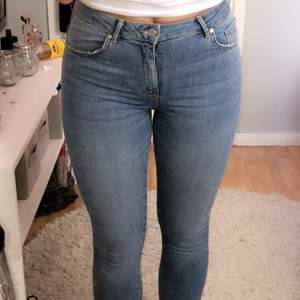 Helt oanvända jeans från Bikbok, jätte sköna men kommer tyvärr aldrig till användning. Rätt så stretchiga i midjan. (Jag är 166cm) -köparen står själv för frakten-