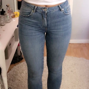 Blåa jeans från Biktok - Helt oanvända jeans från Bikbok, jätte sköna men kommer tyvärr aldrig till användning. Rätt så stretchiga i midjan. (Jag är 166cm) -köparen står själv för frakten-